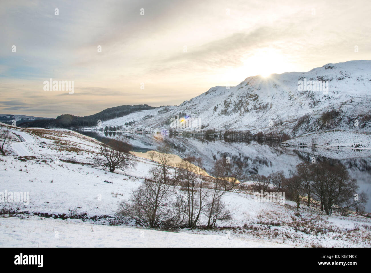 Il ghiaccio e la neve che ricoprono Glen Finglas serbatoio Woodland Trust Reserve a Glen Finglas. Foto Stock