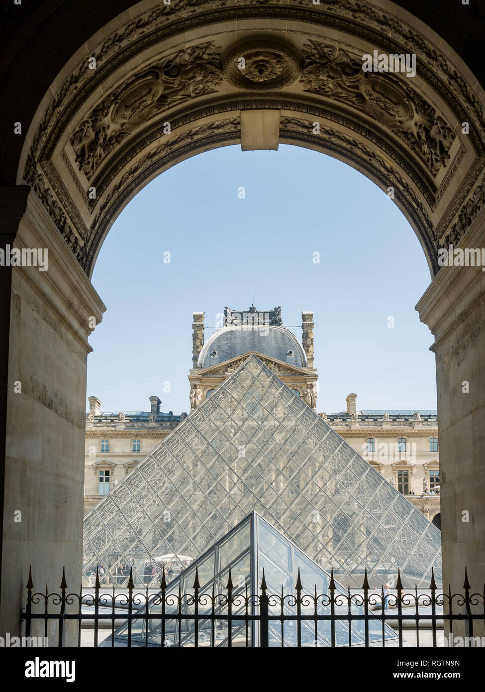 Francia, 7 maggio: vista esterna della famosa piramide e dal museo del Louvre, il 7 maggio 2018 a Parigi, Francia Foto Stock