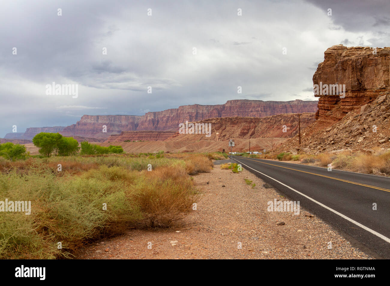 Vista generale del paesaggio che circonda la Lee insediamento di traghetto verso le scogliere di Vermilion, Glen Canyon Recreation Area, Arizona, Stati Uniti. Foto Stock