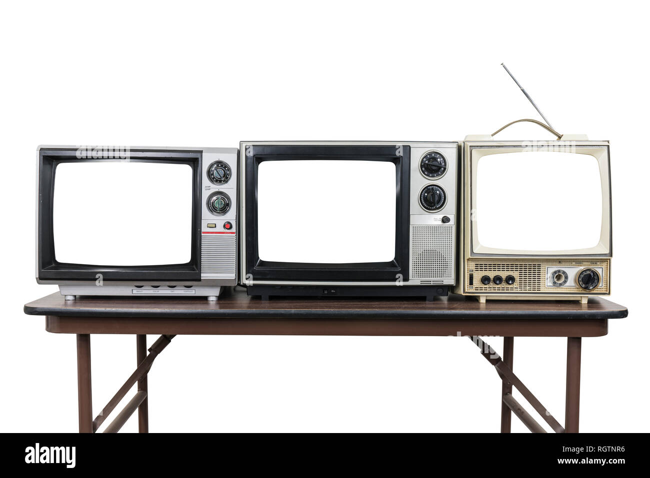 Tre televisori vintage sulla tavola di legno isolato su bianco con tagliare fuori gli schermi. Foto Stock