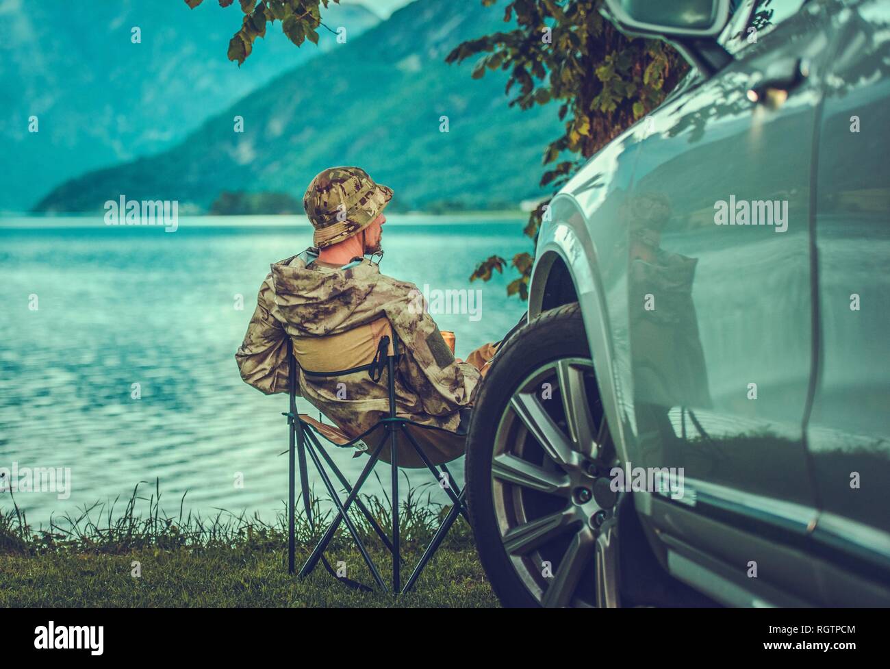 Il weekend al lago. Uomini caucasici accelerando il suo tempo libero sulla riva del lago. Fuga in auto. Foto Stock