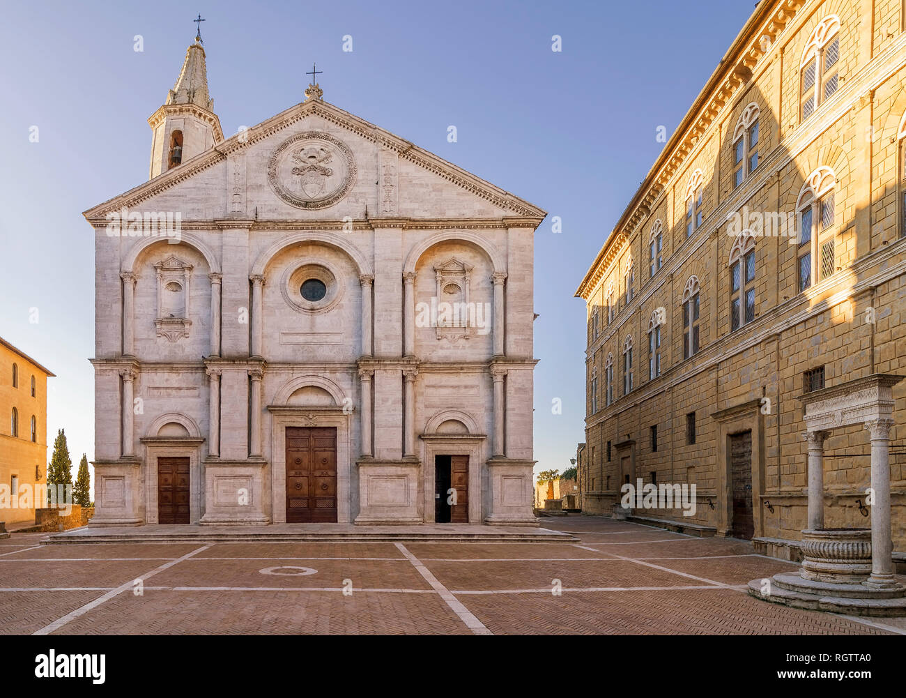 Pio II Square e del Duomo di Pienza senza le persone nella luce del mattino, Siena, Toscana, Italia Foto Stock