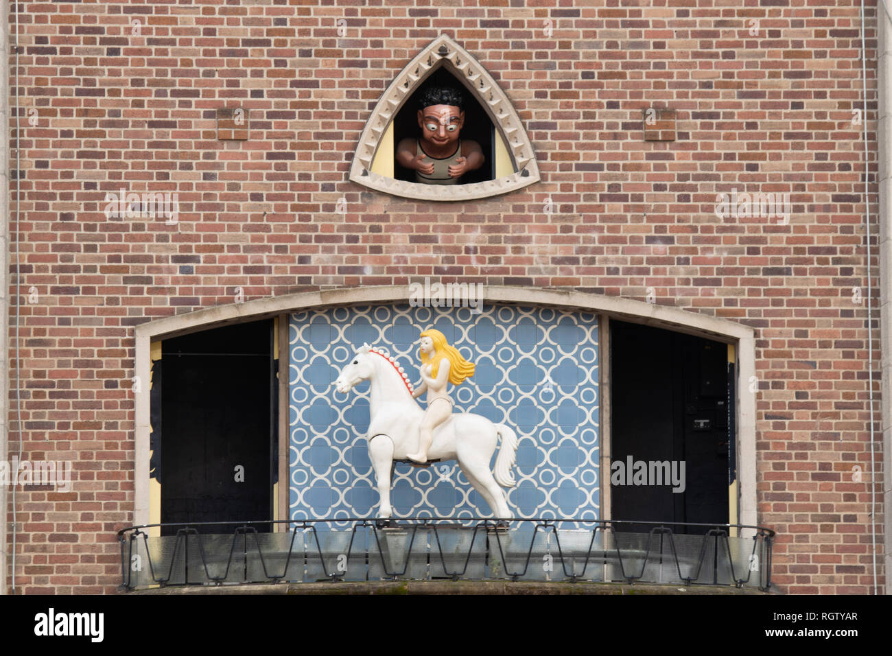 Il clock di Godiva in Broadgate, Coventry, Regno Unito. Sull'ora un modello Lady Godiva appare come le porte aperte. Un altra porta si apre e Peeping Tom può essere visto. Foto Stock