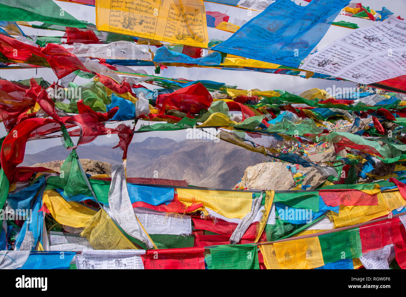 Paesaggio tibetano con la preghiera le bandiere in primo piano Foto Stock