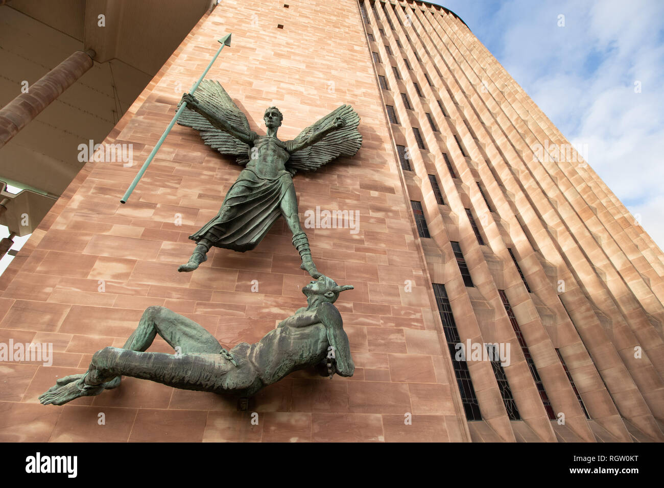 San Michele è la vittoria contro il diavolo è raffigurato in questa statua da Sir Jacob Epstein, montato sul lato della nuova Cattedrale Coventry. Foto Stock