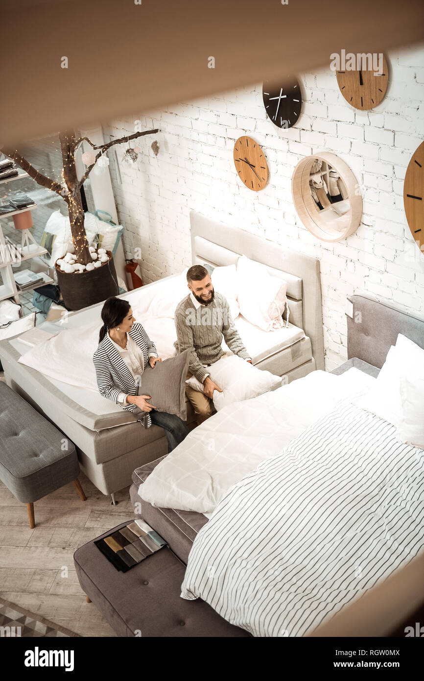 Allegro piacevole giovane avente conversazione circa gli acquisti necessari Foto Stock