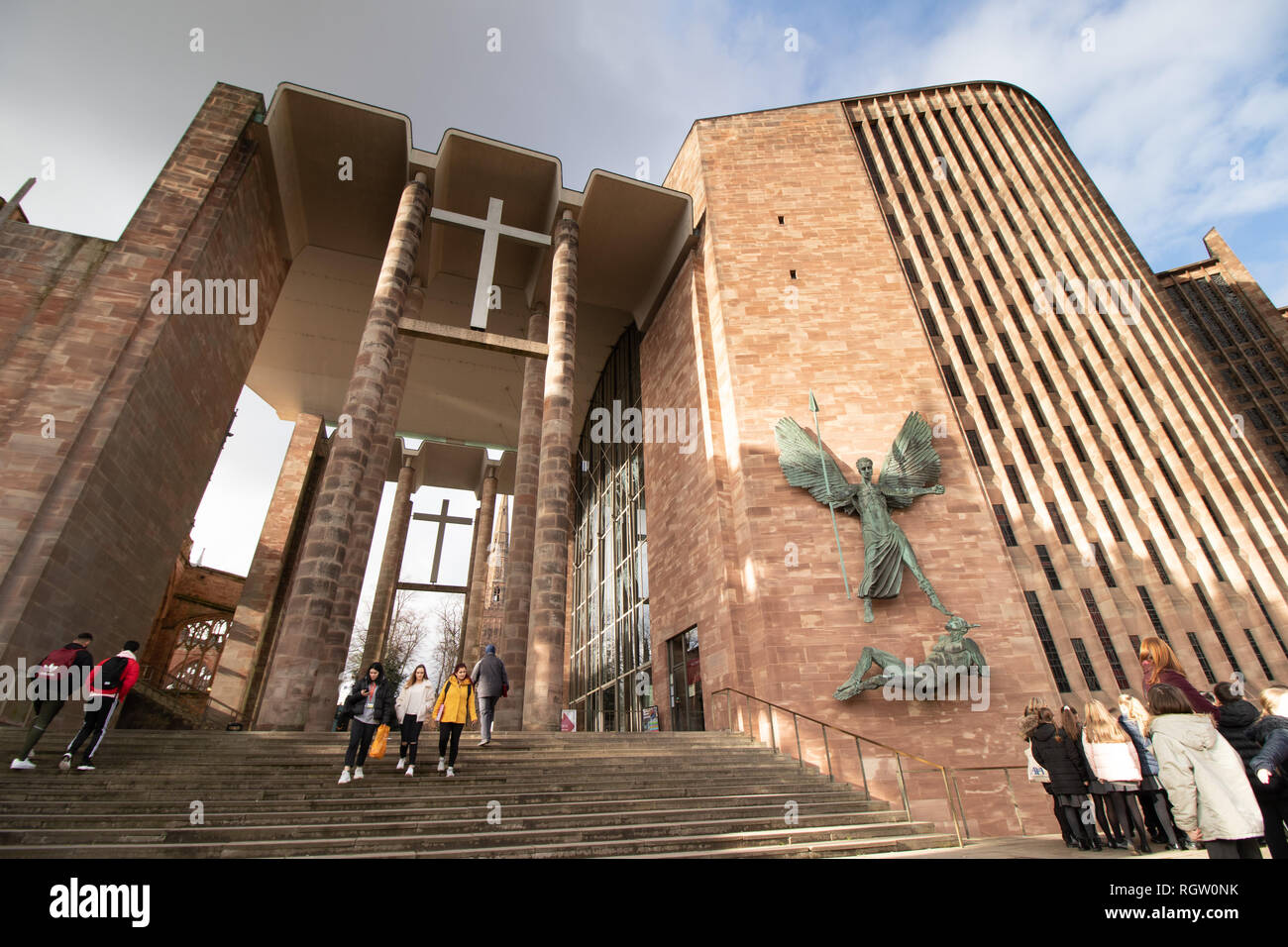 San Michele è la vittoria contro il diavolo è raffigurato in questa statua da Sir Jacob Epstein, montato sul lato della nuova Cattedrale Coventry. Foto Stock