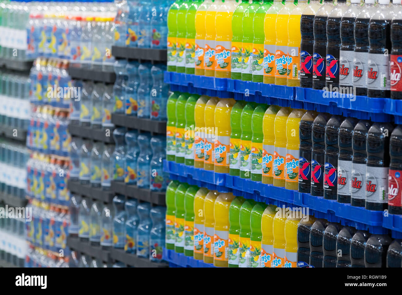 Una selezione di bevande gasate in vendita in un supermercato nel Regno Unito. Foto Stock