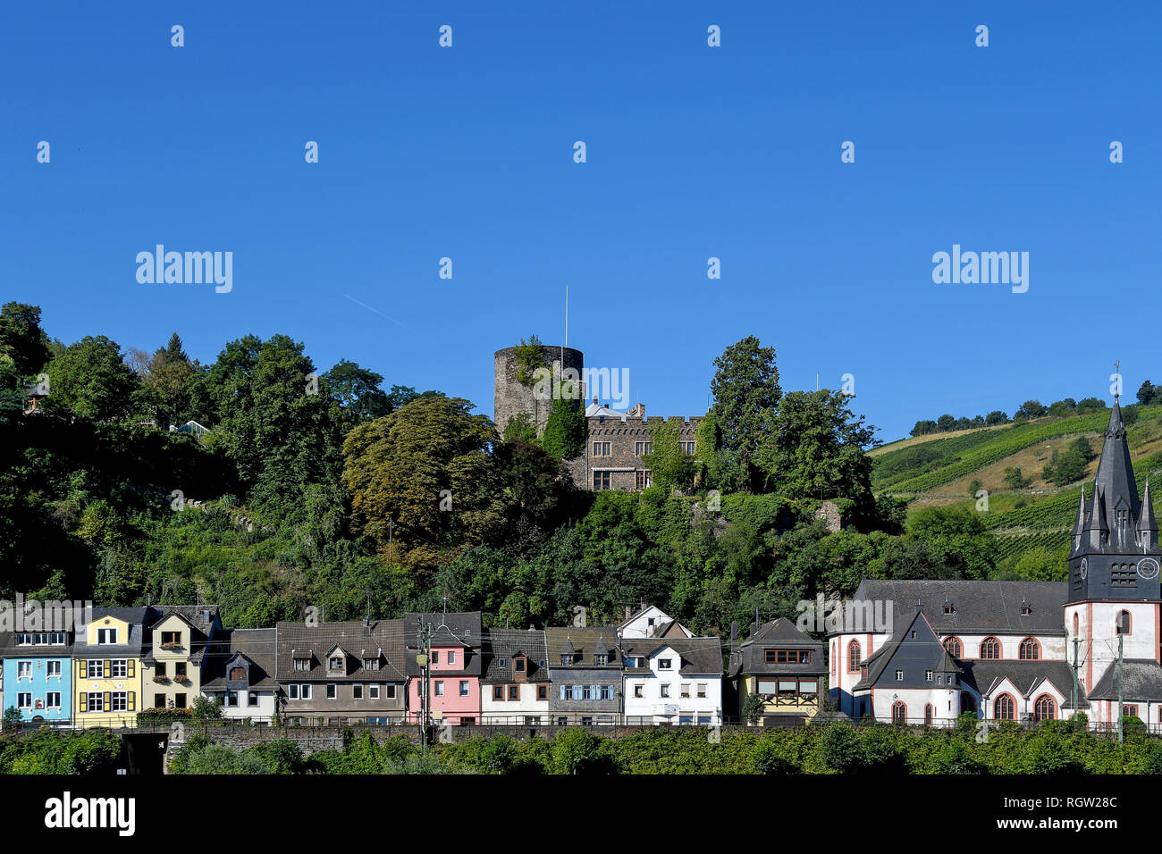 Fila di case colorate e chiesa medievale con castello sulla montagna in Germania Foto Stock