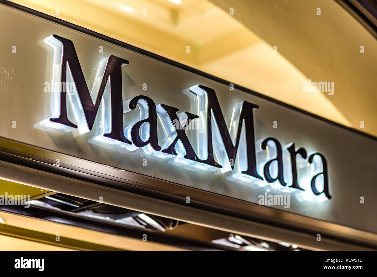 RAVENNA, Italia - 17 gennaio 2019: luci sono illuminanti MaxMara logo sulla vetrina Foto Stock