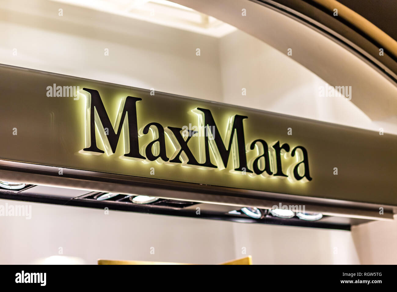 RAVENNA, Italia - 17 gennaio 2019: luci sono illuminanti MaxMara logo sulla vetrina Foto Stock