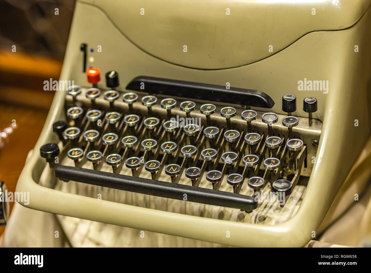 La polvere e i segni del tempo coprire i tasti neri di una vecchia macchina da scrivere Foto Stock