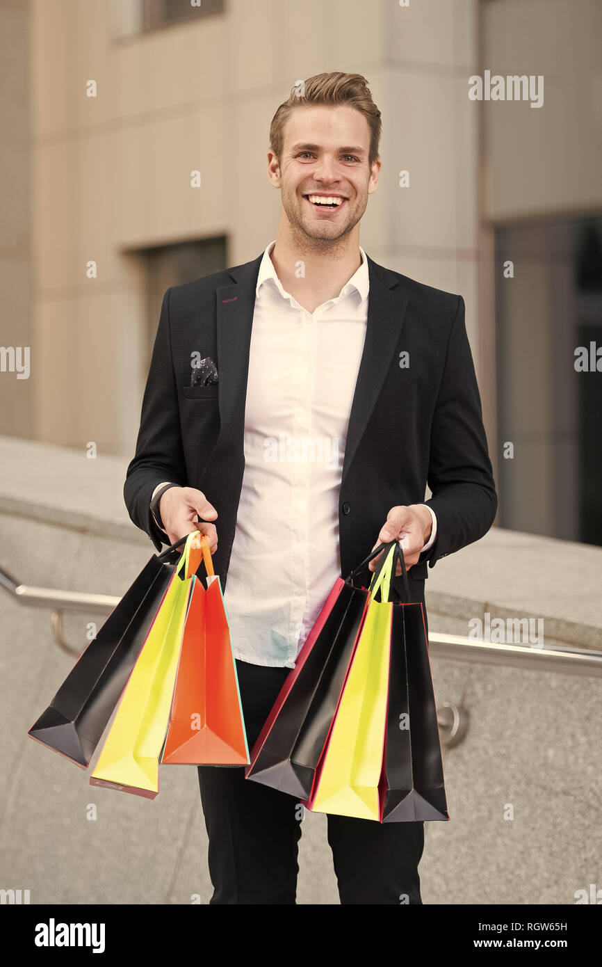 L uomo stilista professional shopper. Vestiti corriere. La stilista acquistare abiti alla moda client. Shopping Il concetto di servizio. Uomo abito formale shopping mall. Shop Assistant aiuta a porta ...