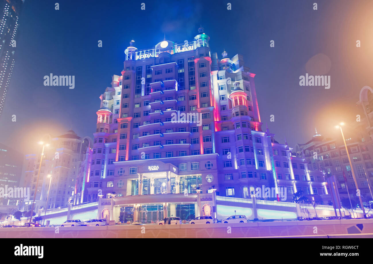 Dubai, Emirati Arabi Uniti - 23 dicembre 2017: hotel occupa un edificio con illuminazione notturna. Resort e sistemazione di lusso. Architettura o di struttura e design. Destinazione di viaggio e wanderlust. Foto Stock