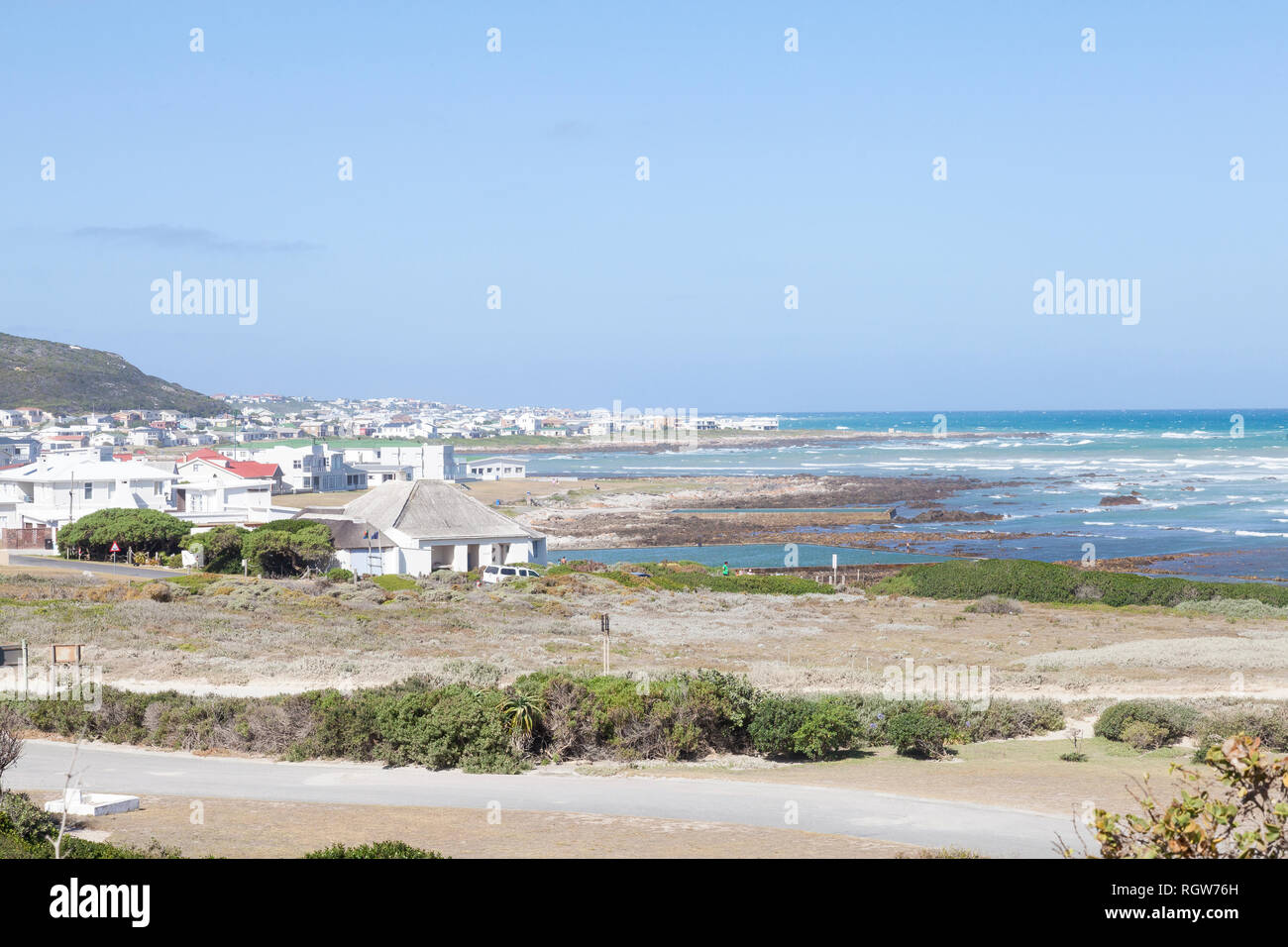 Struisbaa dal Cape Agulhas faro, Overberg, Western Cape, Sud Africa. Punta meridionale dell'Africa dove gli oceani Indiano e Pacifico soddisfare Foto Stock