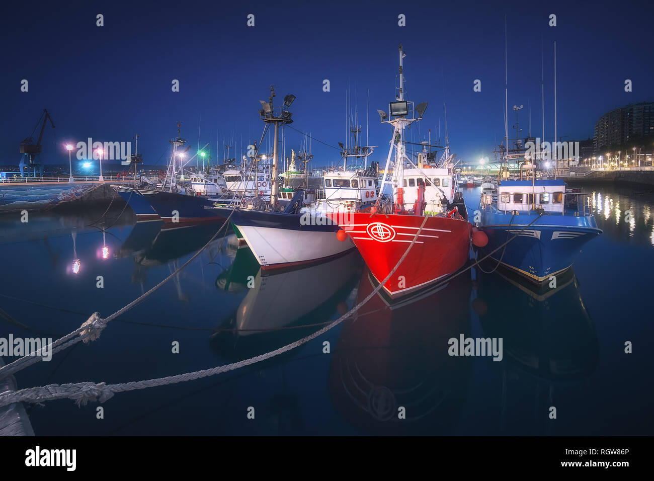 Le navi da pesca in Santurce porto di notte Foto Stock