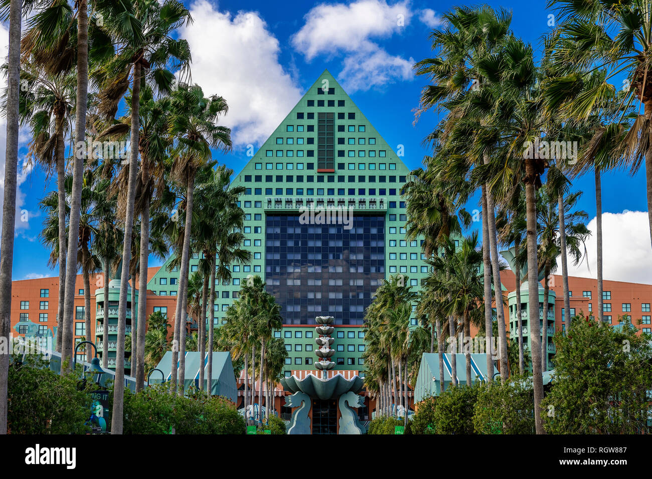 Il Walt Disney World Dolphin è un resort hotel progettato dall architetto Michael Graves, Bay Lake, Florida, Stati Uniti d'America. Foto Stock