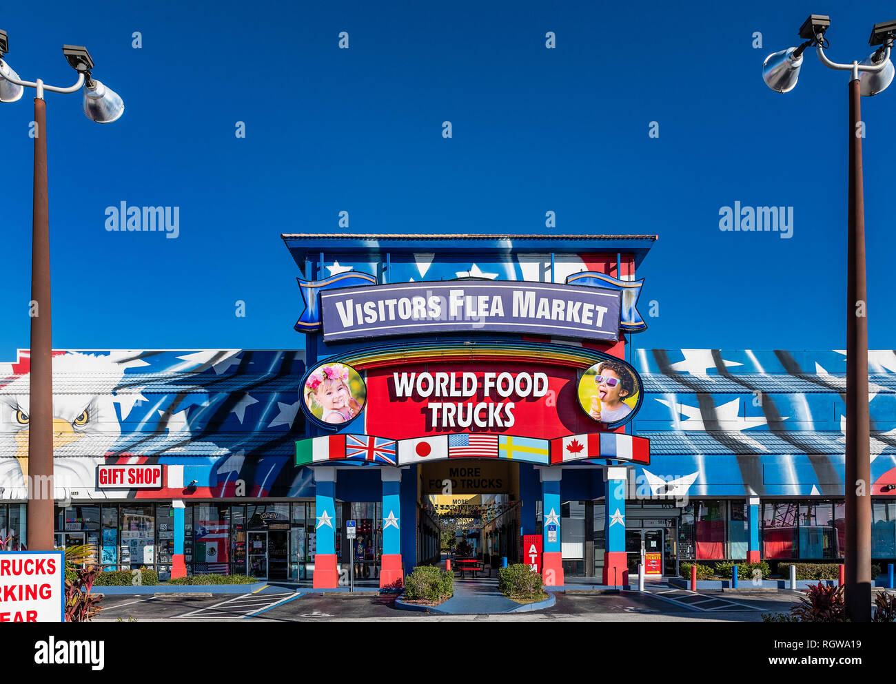 I visitatori del Mercato delle pulci e World Food camion attrazione, Kissimmee, Florida, Stati Uniti d'America. Foto Stock