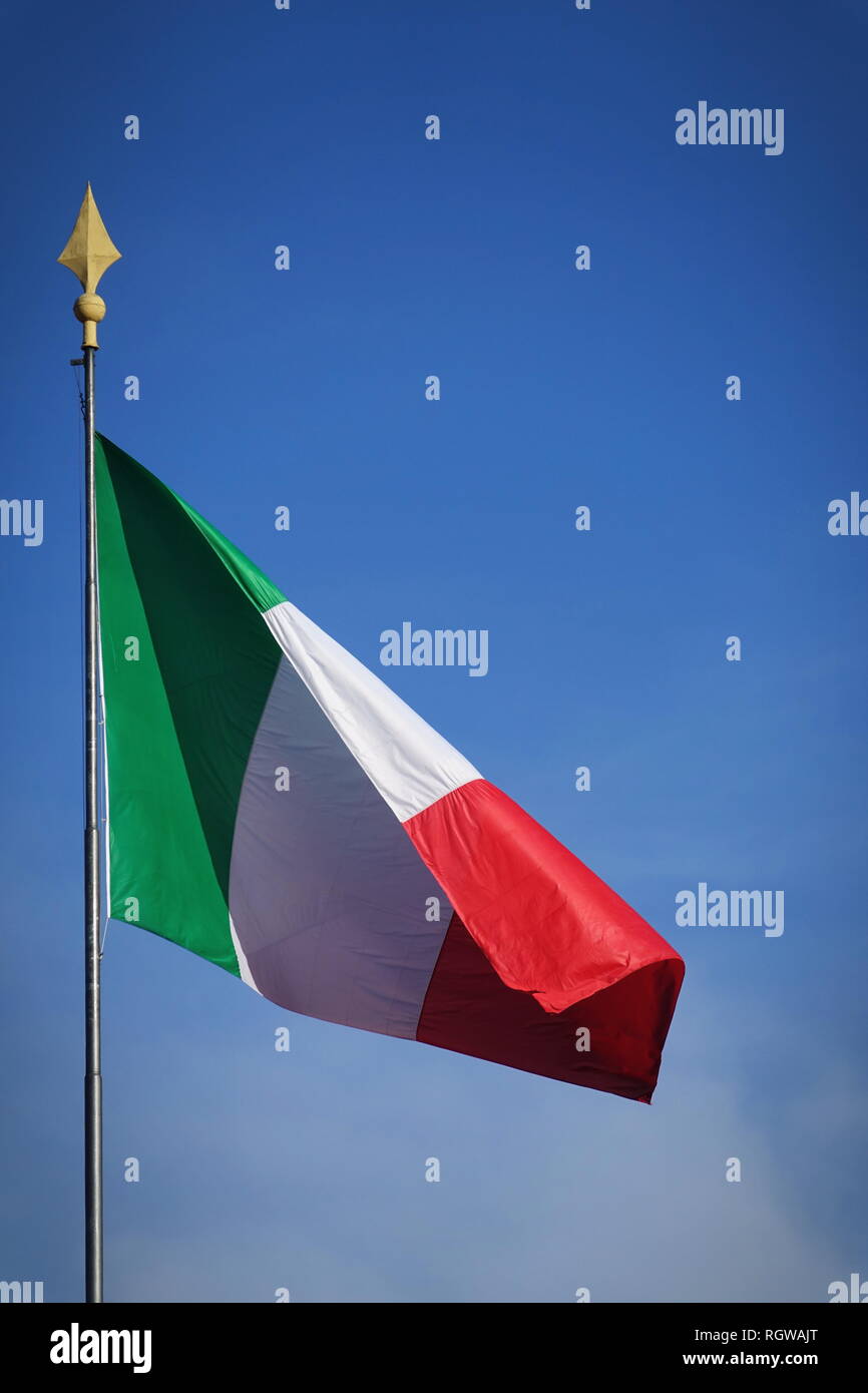 Bandiera Italiana sventolata dal pennone Foto Stock