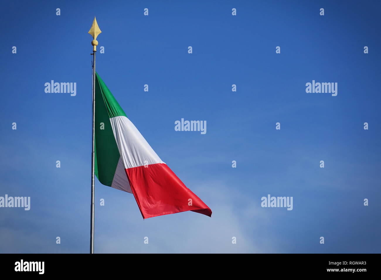 Bandiera Italiana sventolata dal pennone Foto Stock
