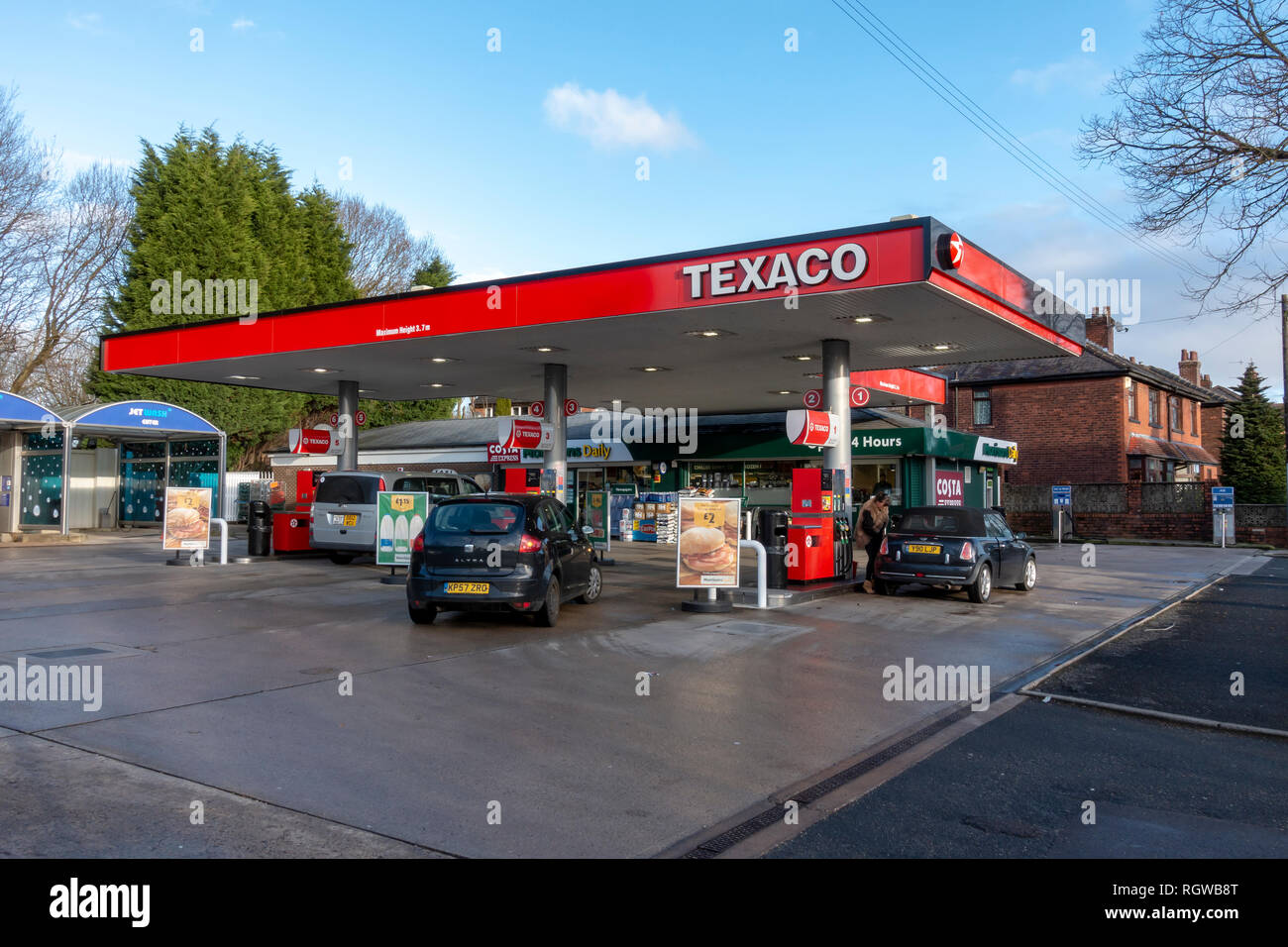 Texaco la stazione di benzina e il piazzale antistante a Bury, Lancashire Foto Stock