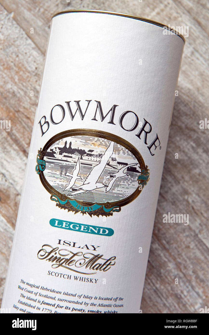 Bowmore Islay malt whisky, distillata nell'isola di Islay, la bottiglia nel contenitore di presentazione. Foto Stock