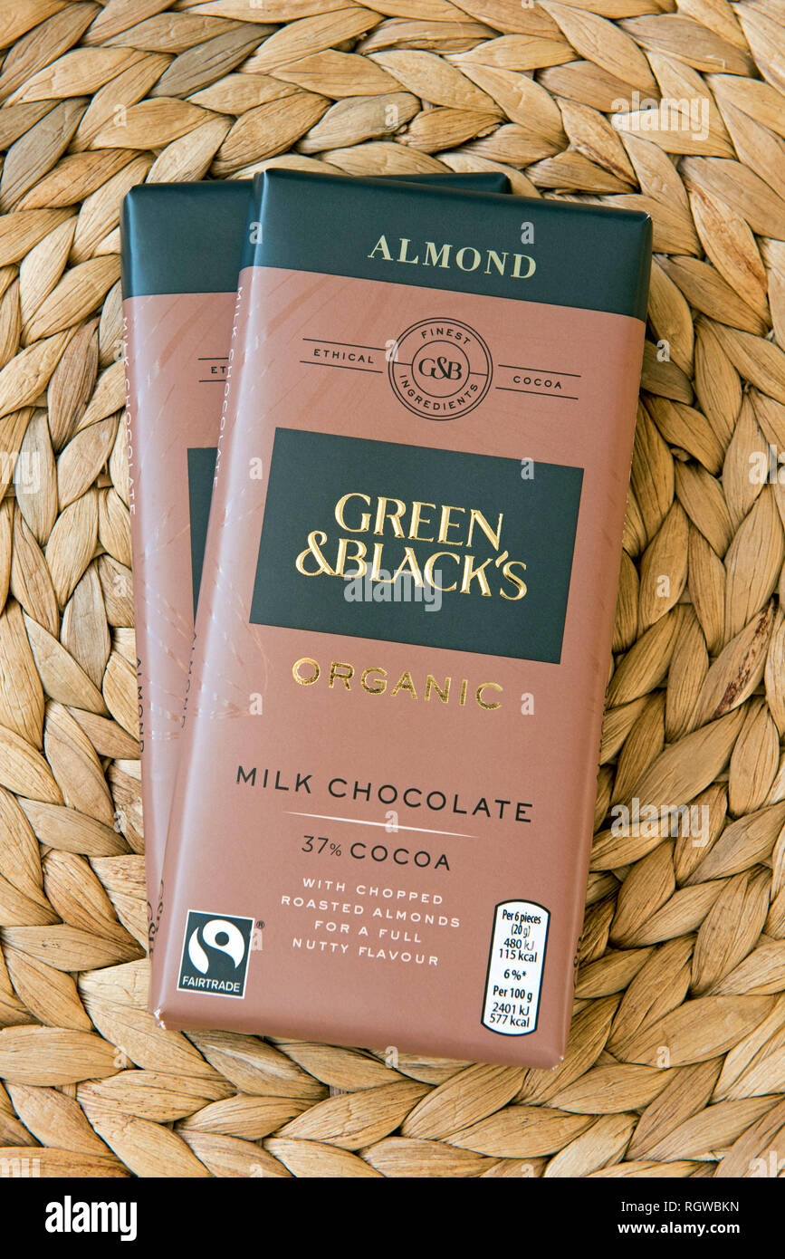 Due barre di verde e nero del cioccolato organico Foto Stock