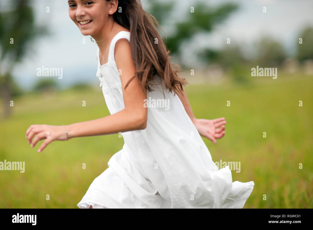 Ragazza che corre sopra il campo. Foto Stock