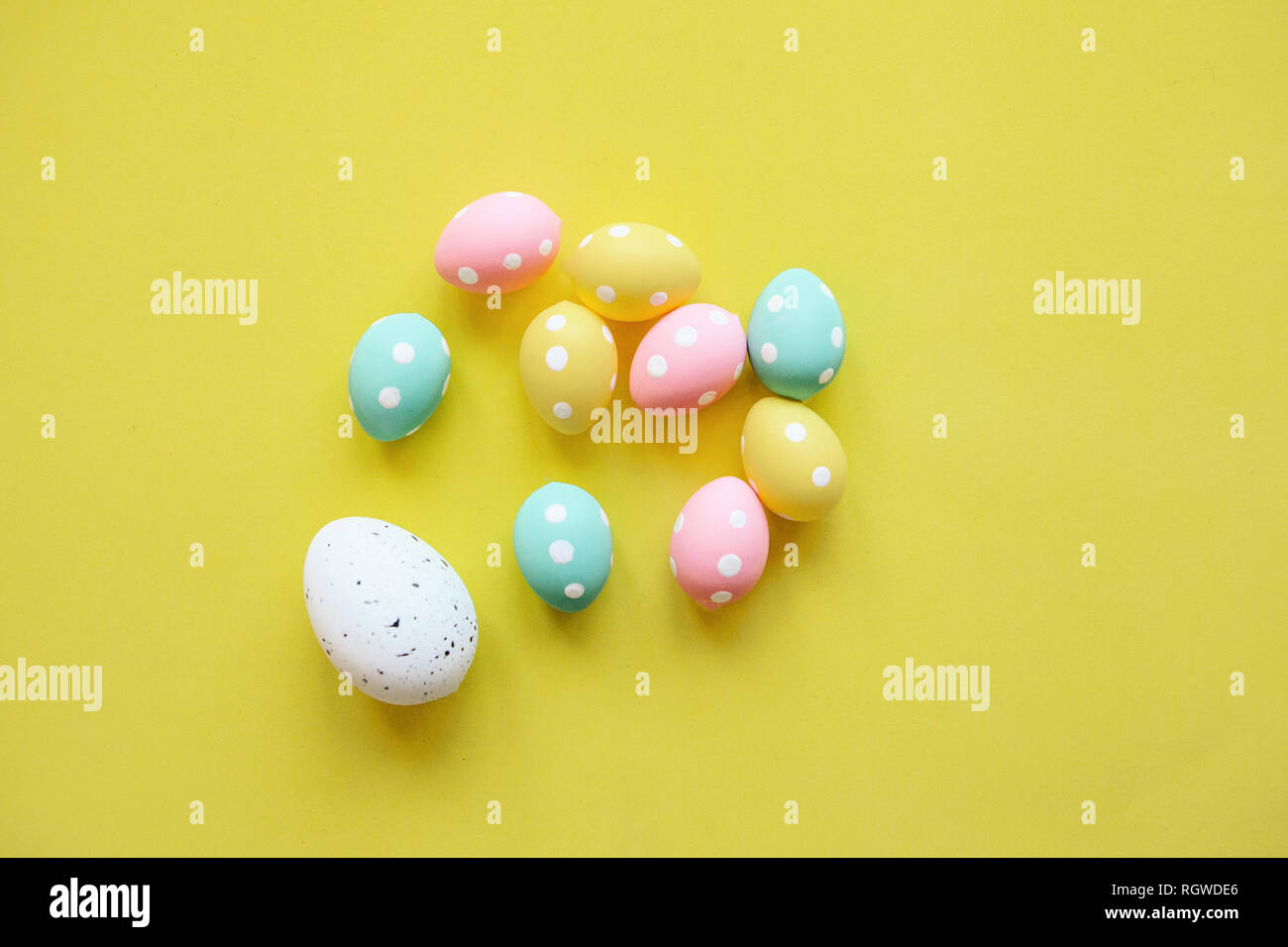 Un sacco di colorate uova di Pasqua su sfondo giallo. Pasqua Festa dello sfondo. Foto Stock