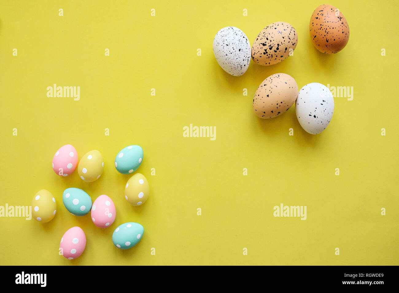 Un sacco di colorate uova di Pasqua su sfondo giallo. Pasqua Festa dello sfondo. Foto Stock