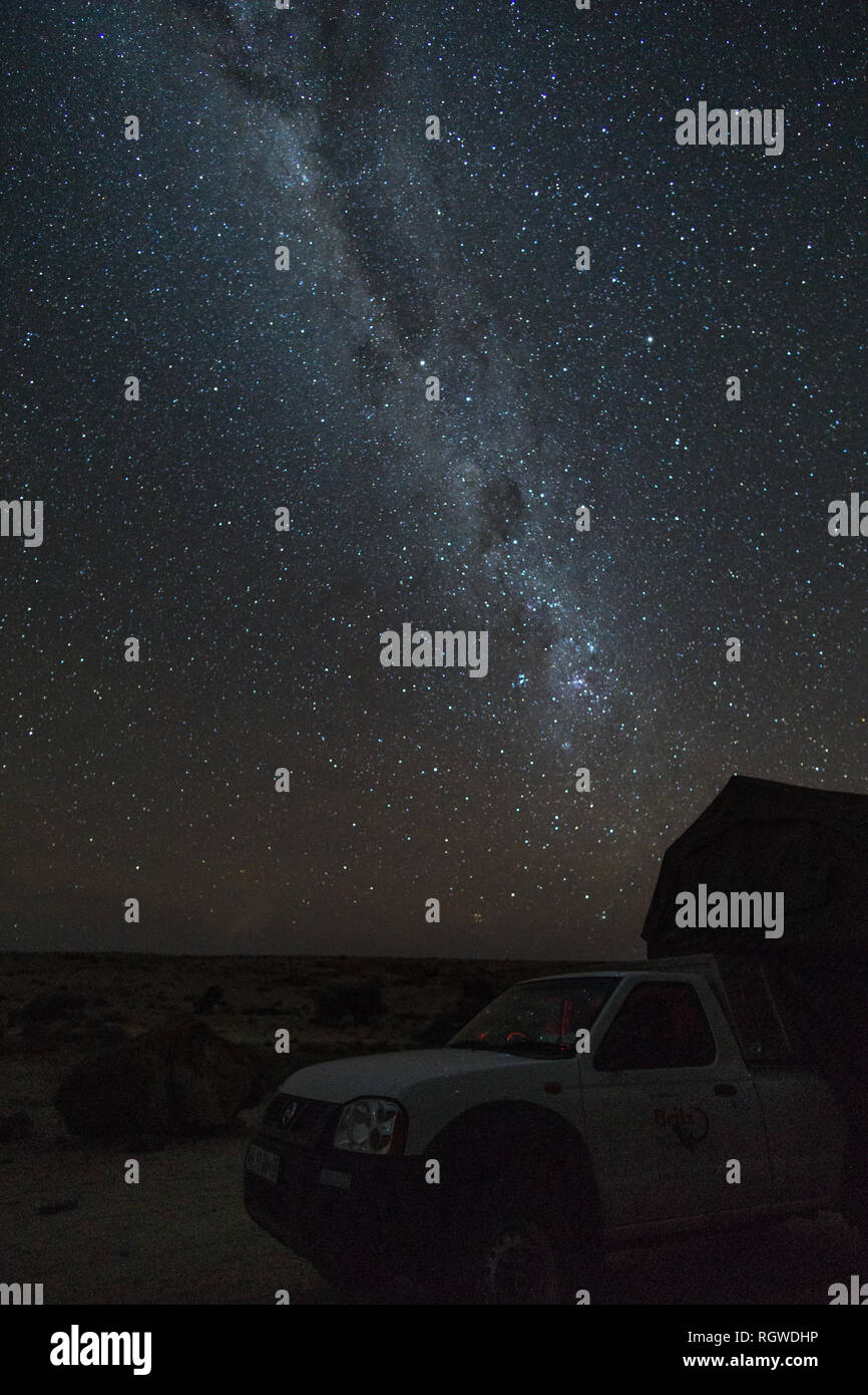 Spitzkoppe, Namibia - Luglio 31, 2018: 4x4 car con tetto tenda nel deserto, Namibia. L'Africa. Stelle un Via Lattea Foto Stock