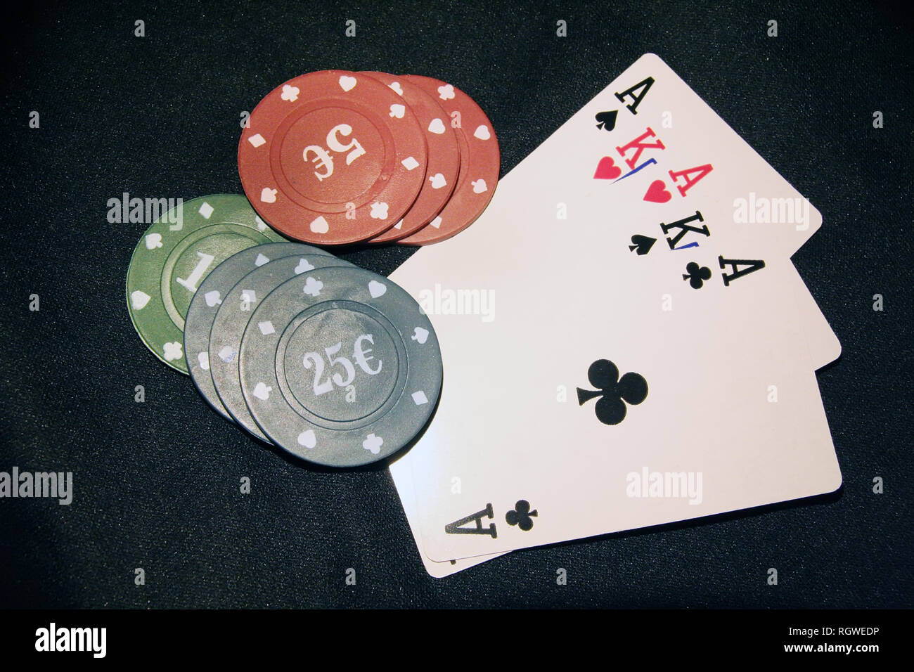 Casino carte chip e. Gioco di casino'. Mazzo di carte e poker chips. Foto Stock