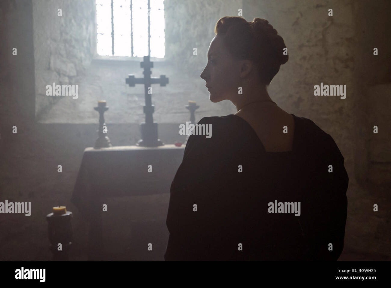 La regina Maria di Scozia è un 2018 dramma storico film diretto da Josie Rourke e scritto da Beau Willimon, basato su John Guy biografia della Regina di Scozia: la vera vita di Maria Stuart. Il film stelle Saoirse Ronan come Maria Regina di Scozia e Margot Robbie come sua cugina la Regina Elisabetta I, e cronache del 1569 conflitto tra i due paesi Questa fotografia è per il solo uso editoriale ed è il copyright del film company e/o il fotografo assegnato dal film o società di produzione e può essere riprodotto solo da pubblicazioni in congiunzione con la promozione del film di cui sopra. Una M Foto Stock