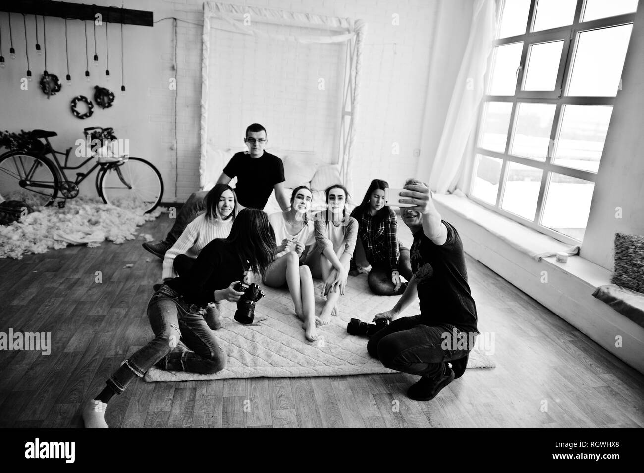 Gruppo di persone facendo selfie. Team fotografo, designer e modelli roba su photosession, master class di proffesionals. Foto Stock
