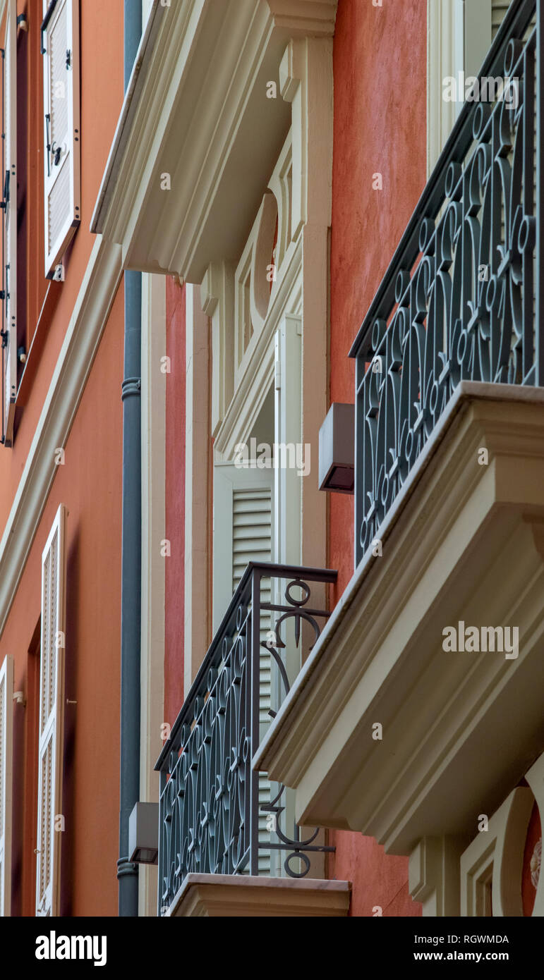 Le finestre e i balconi di un edificio nella città di Monaco (Principato di Monaco Ville), il Principato di Monaco Foto Stock