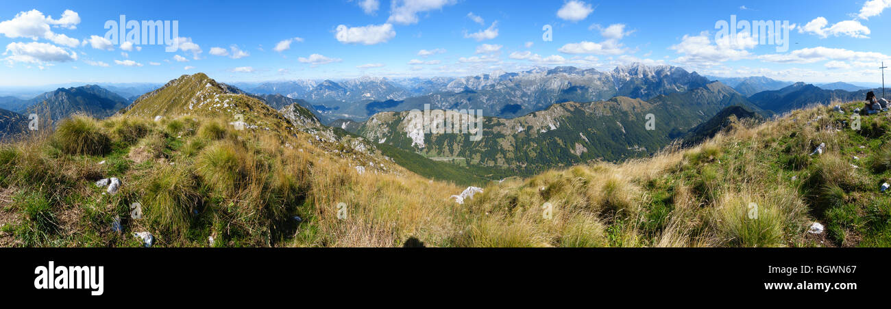 Splendido panorama di montagna sulle Alpi italiane con il cielo blu e nuvole. Foto Stock