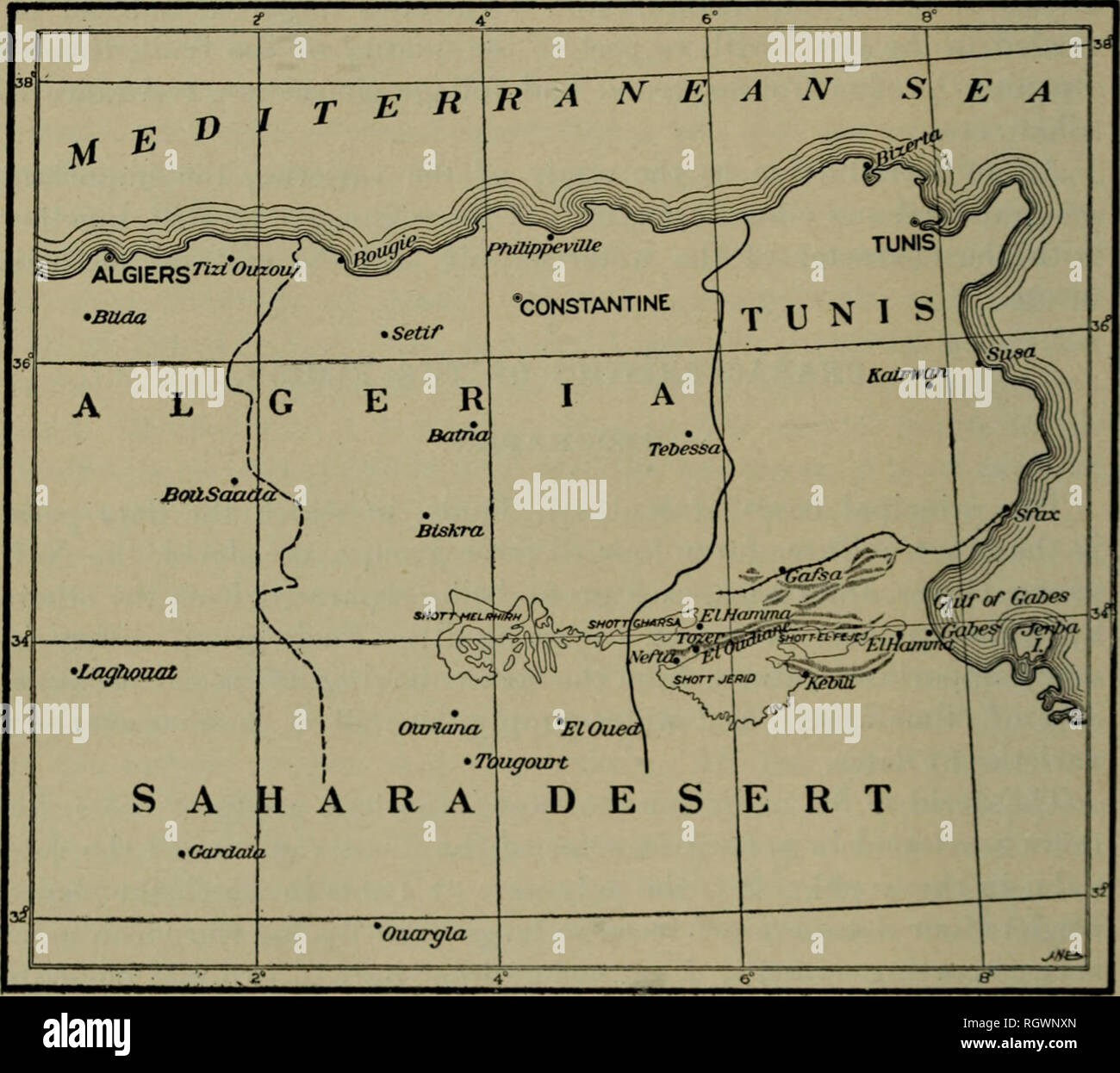 . Bollettino. 1901-13. Agricoltura; l'agricoltura. 12 DATA VARIETÀ E DATA LA CULTURA A TUNISI. arated uno dall'altro per diverse miglia di sterile, Sandy, o deserto pietroso. Essi si collocano al margine settentrionale del deserto del Sahara, adagiato ai piedi di una linea di scogliere che forma la banca del Nord del Shott Jerid. Il Shott, che è di circa G8 miglia lungo da ovest a est, è in inverno un grande e poco profondo lago di sale e in estate di una piana di fango, coperto verso il suo centro con un bianco splendente crosta di sale, molto simili, pertanto, Salton affondare nel sud-est della California. La sua media ele- vation è di circa 70 Foto Stock