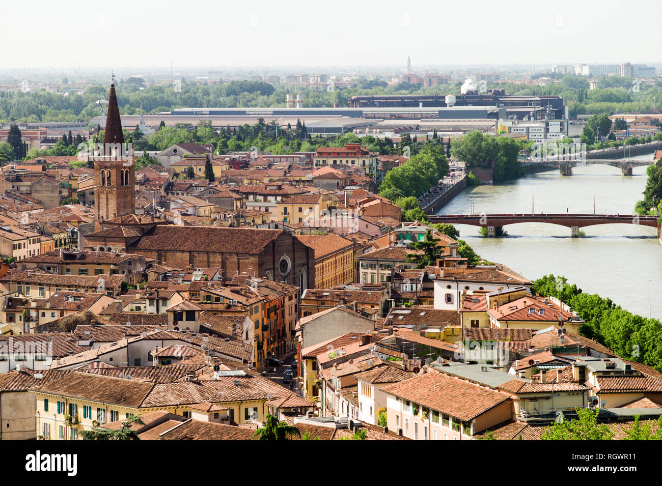 Vista aerea della sponda sinistra del fiume Adige, Verona, Italia Foto Stock