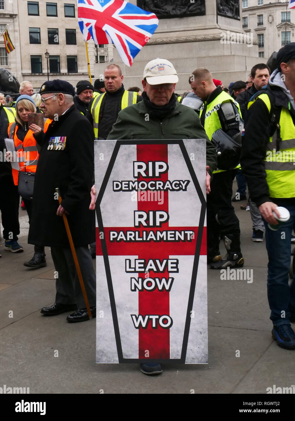 Pro Brexit e giubbotti di giallo manifestanti di campagna per lasciare l'UE per le strade di Londra, Regno Unito Foto Stock