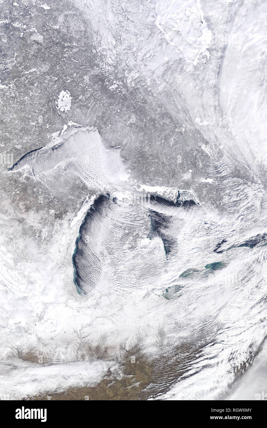 Il Cloud strade e lago-effetto neve si dipanano attraverso la scena come Glaciale Artico i venti soffiarono oltre i Grandi Laghi. Foto Stock