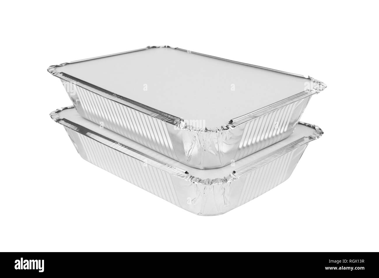Vassoi di alluminio per alimenti su sfondo bianco Foto Stock