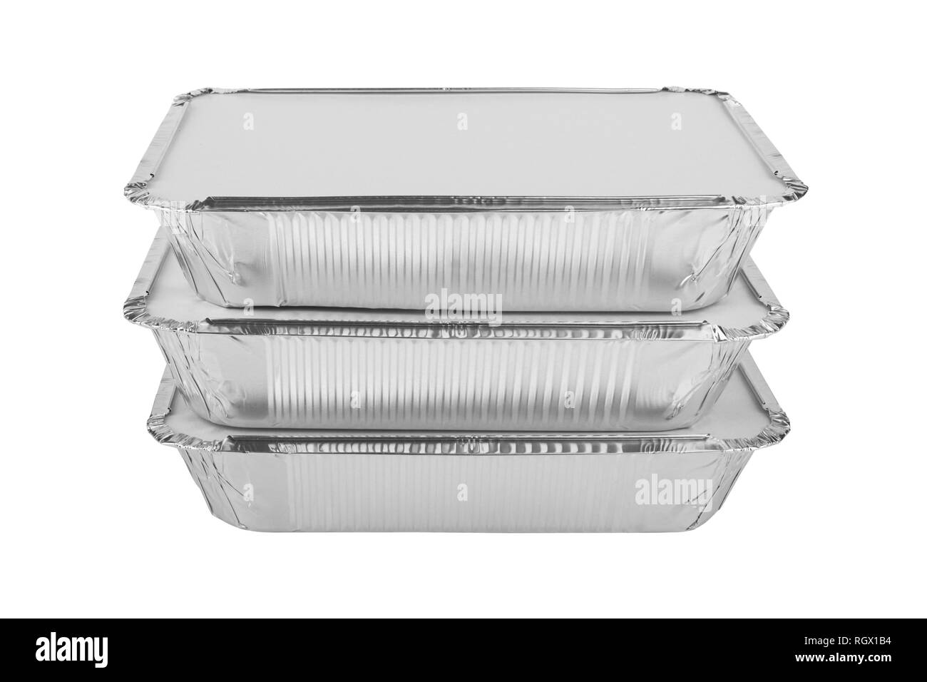 Vassoi di alluminio per alimenti su sfondo bianco Foto Stock