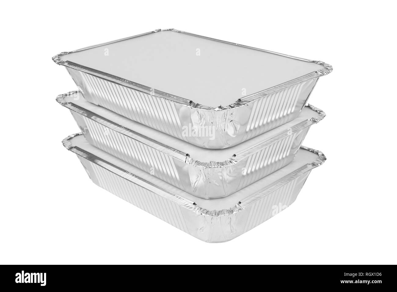 Vassoi di alluminio per alimenti su sfondo bianco Foto Stock