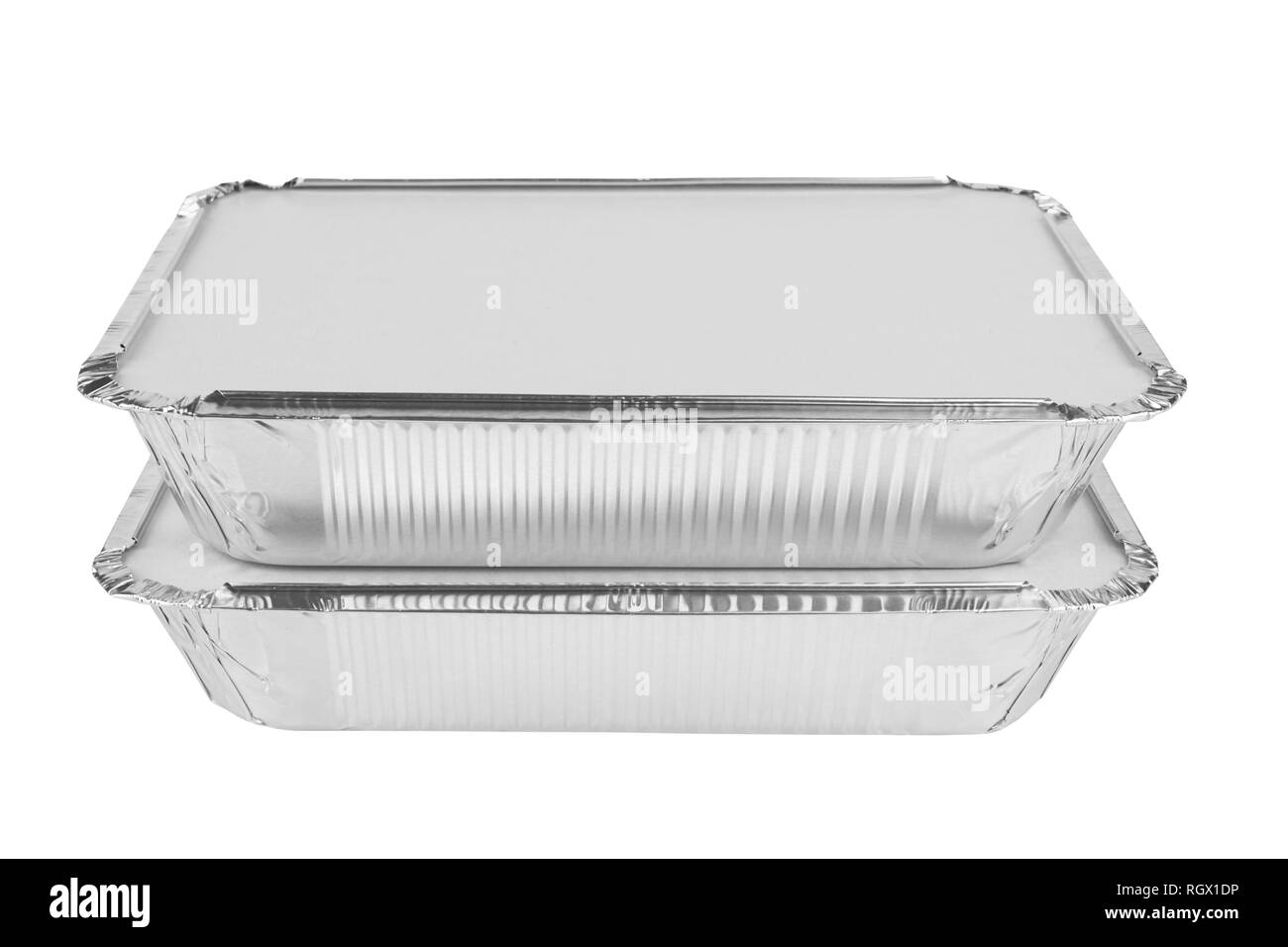 Vassoi di alluminio per alimenti su sfondo bianco Foto Stock