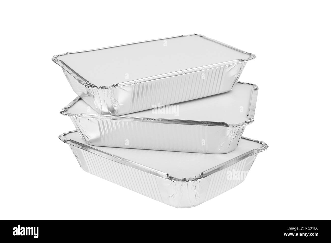 Vassoi di alluminio per alimenti su sfondo bianco Foto Stock