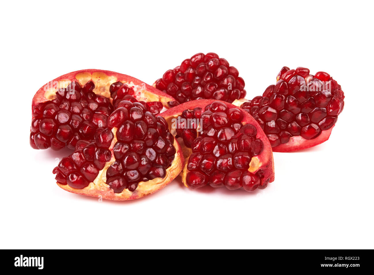 Rotto il segmento di melograno isolati su sfondo bianco Foto Stock