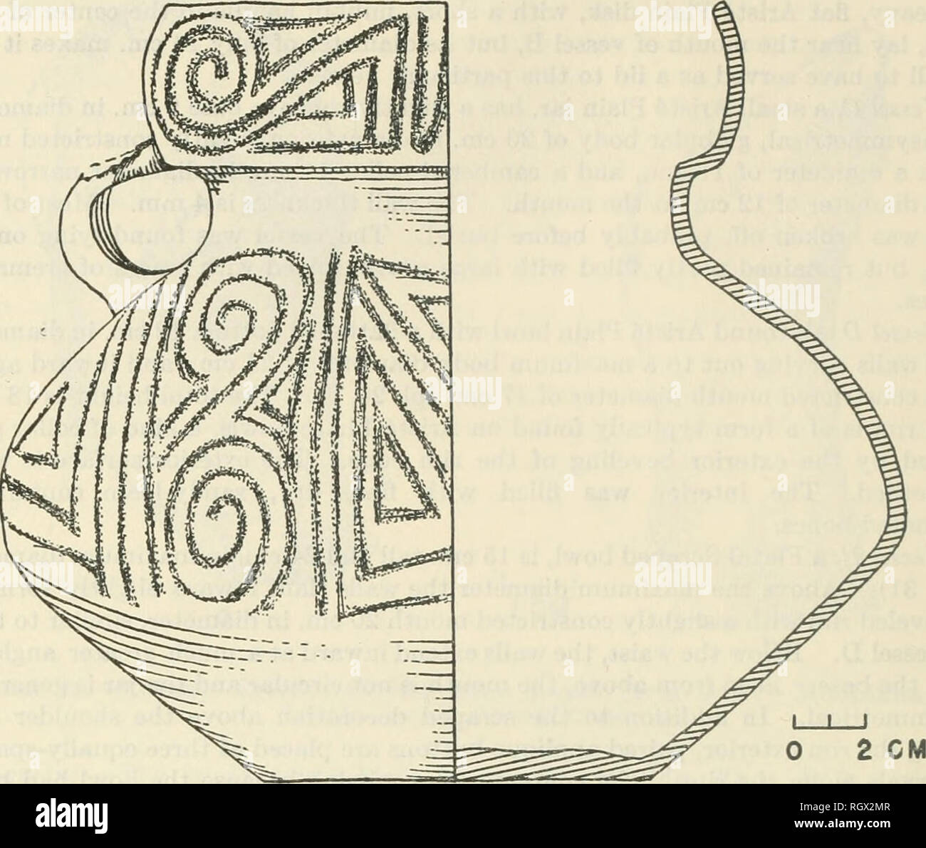 . Bollettino. Etnologia. 114 Bureau of American etnologia [bull. 1G7. Figura 32.-Flexal raschiato vaso recipiente (G) da A-H-Montanha de Arista, cave 2, fase Ariste. diametro 20 cm. Lo spessore della parete varia da 3 a 5 mm. A pochi frammenti di ossa cremate rimasta all'interno. Nave G, un eccellente esempio di Flexal Raschiato (fig. 32), appoggiata da un lato contro il retro della grotta. Esso ha una leggermente premuto, corpo globulare 25 cm. di diametro, una base piana 10 cm. di diametro, una breve (2 cm.) collo 14 cm. in diam- eter, e un bordo bombato di 18 cm di diametro. L'altezza complessiva è di 21 cm. Cinghia di due ettari Foto Stock