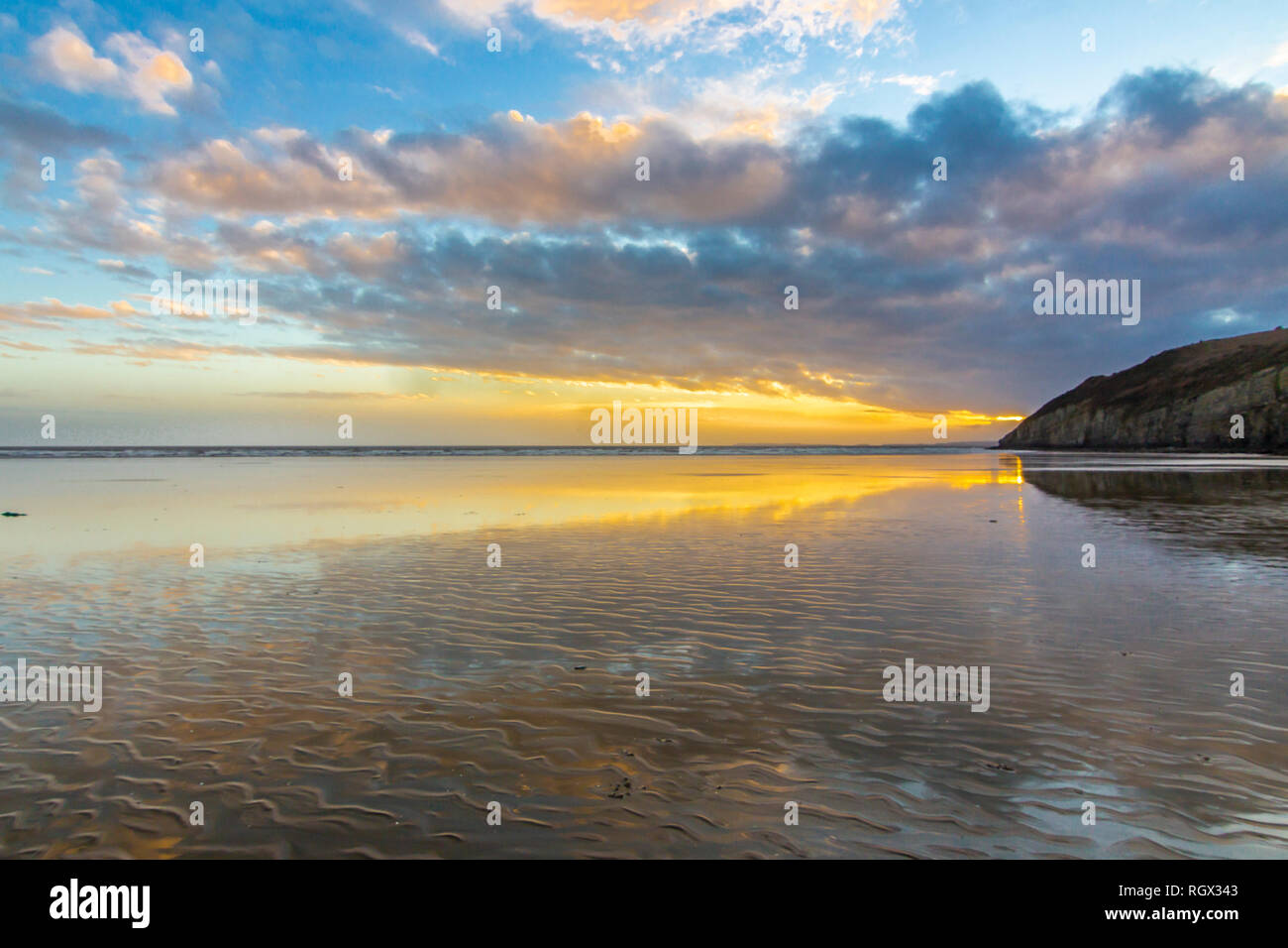 Incredibile riflessi colorati a Pendine beach, famoso a causa della velocità della vettura record mondiale nella sua sands, durante la bassa marea possiamo trovare awe riflessioni Foto Stock