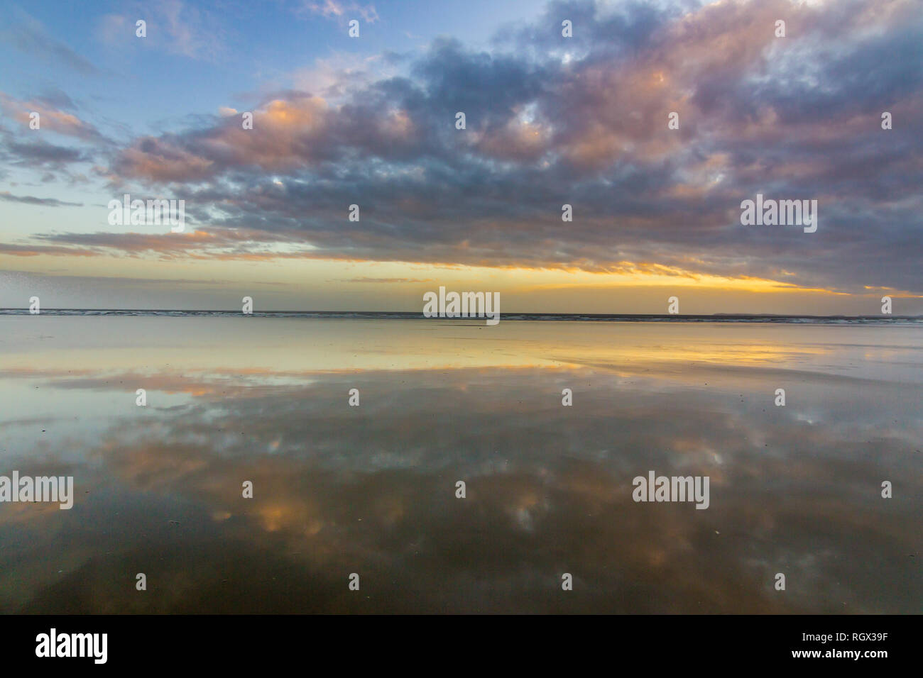 Incredibile riflessi colorati a Pendine beach, famoso a causa della velocità della vettura record mondiale nella sua sands, durante la bassa marea possiamo trovare awe riflessioni Foto Stock