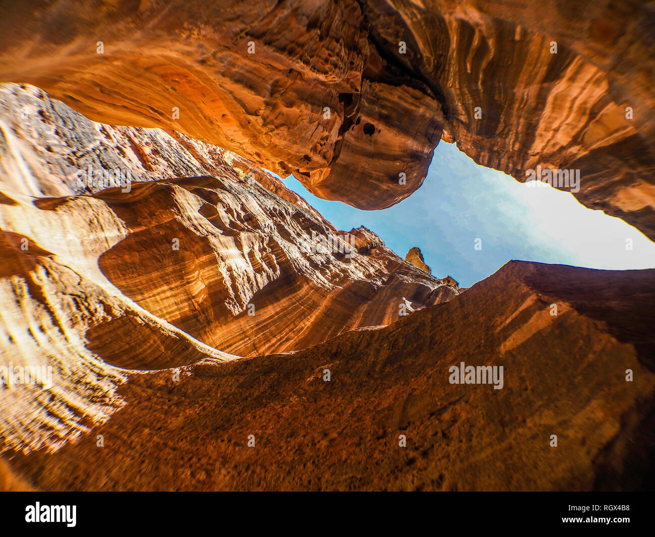 Vista verso l'alto di una roccia arenaria passaggio nel Siq Petra Giordania Foto Stock